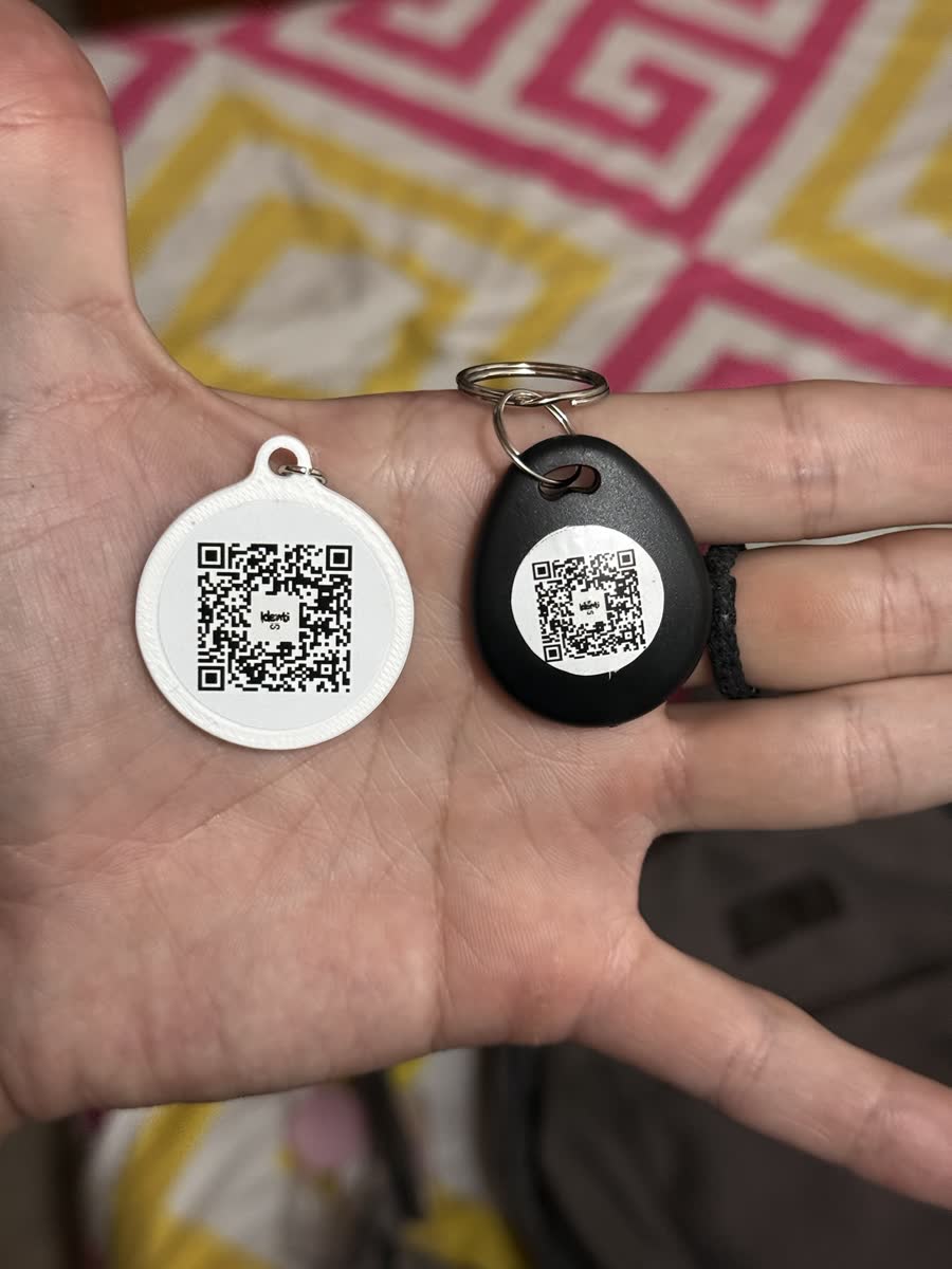 Placa y llavero Identi con código QR