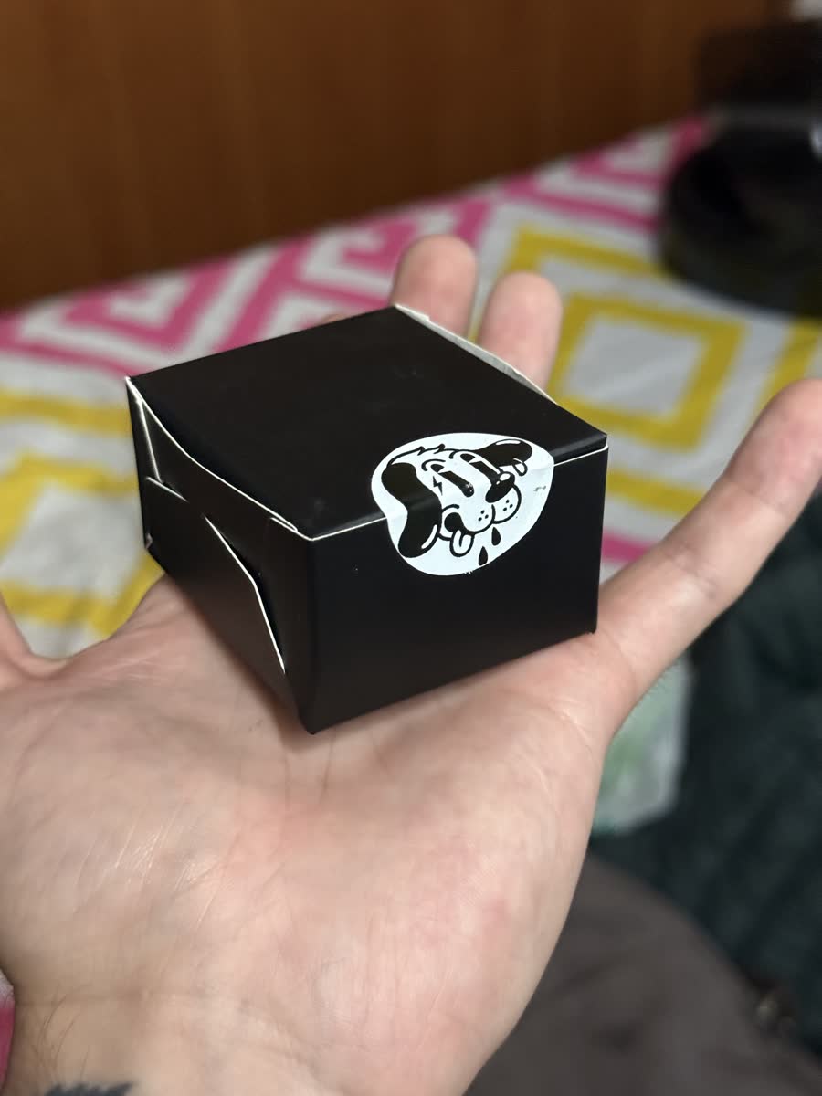 Caja de Identi con sticker